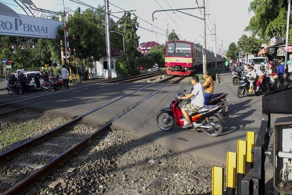 Palang perlintasan kereta api tidak tertutup saat KA Brantas melintas di Mengkreng Kediri
