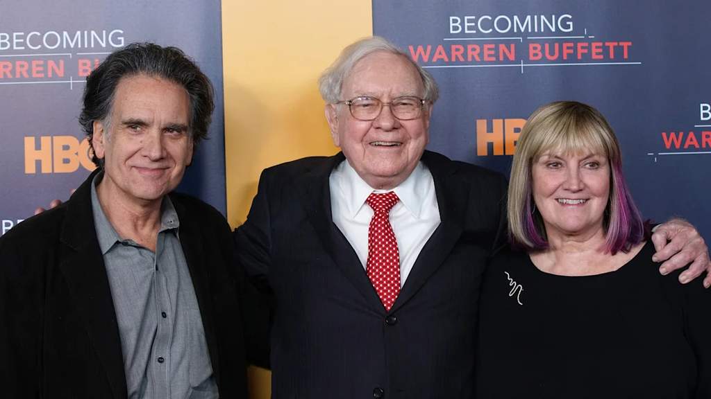 Warren Buffett tersenyum saat menghadiri sebuah acara bisnis