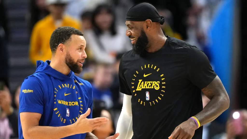 Bintang NBA Steph Curry merayu LeBron James untuk bergabung dengan Golden State Warriors