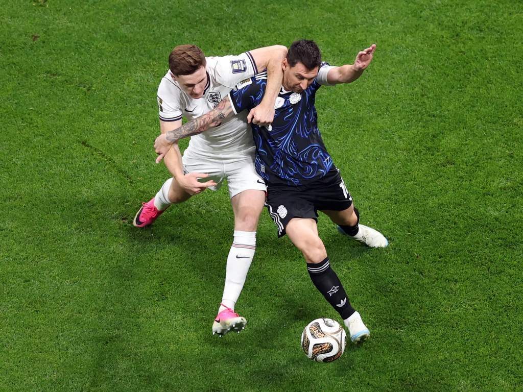 Duel sengit pemain Inggris dan Argentina di babak pertama semifinal Piala Dunia 2026