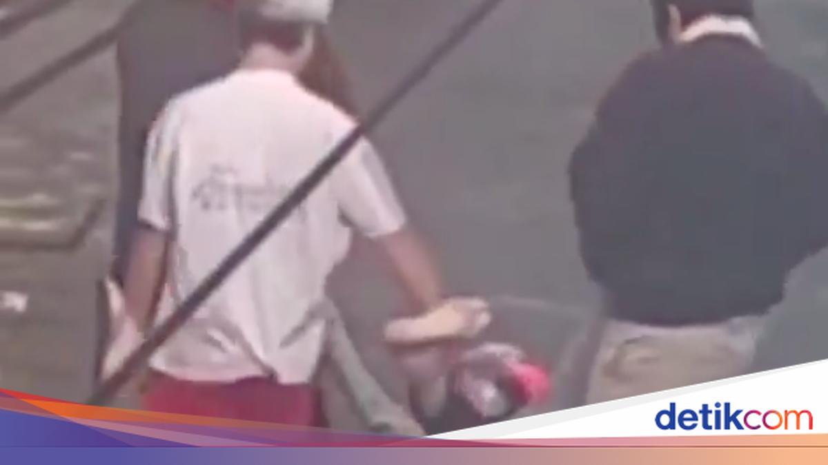 Momen sekeluarga gotong paksa tetangga di Gambir gara-gara klakson