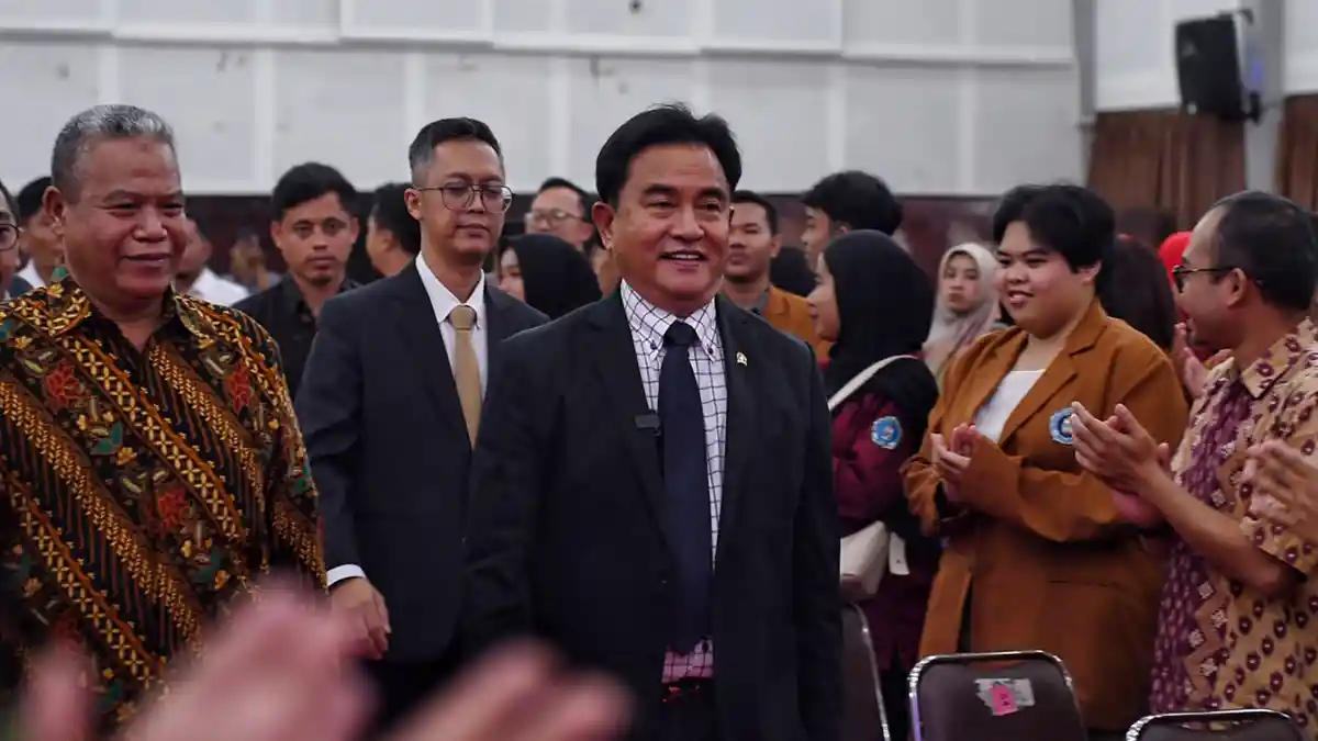 Menko Yusril Ihza Mahendra memberikan keterangan terkait pengangkatan Jampidsus Kuntadi di Istana