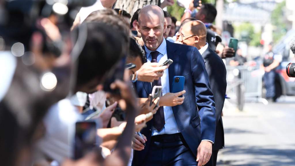 Zinédine Zidane tersenyum dalam konferensi pers perdananya sebagai pelatih Prancis
