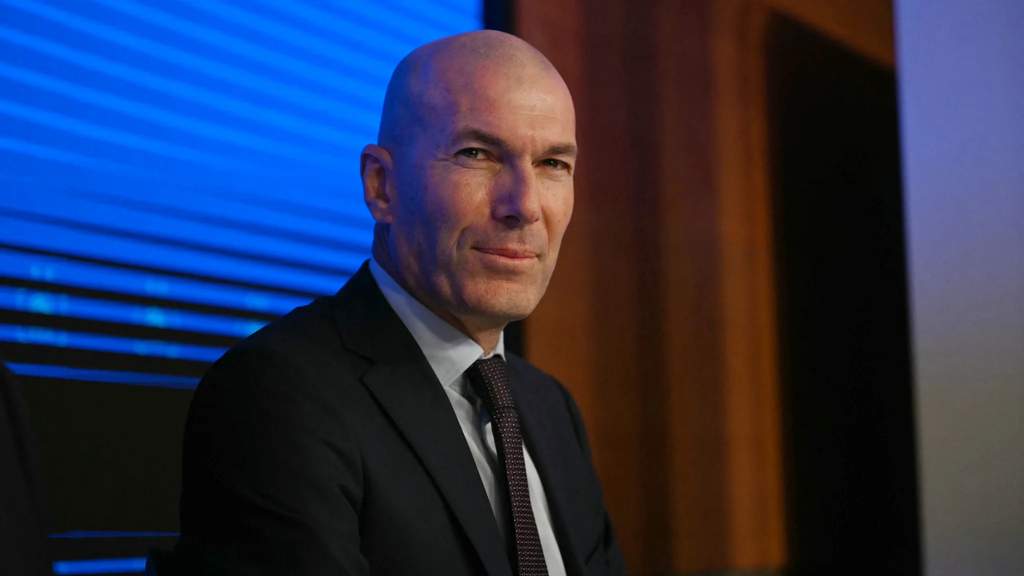 Zinédine Zidane tersenyum dalam konferensi pers perdananya sebagai pelatih timnas Prancis di kantor FFF